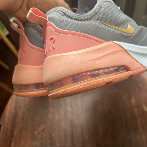 Nike Air Max Motion 2- women’s- size 8 - Picture 9 of 15